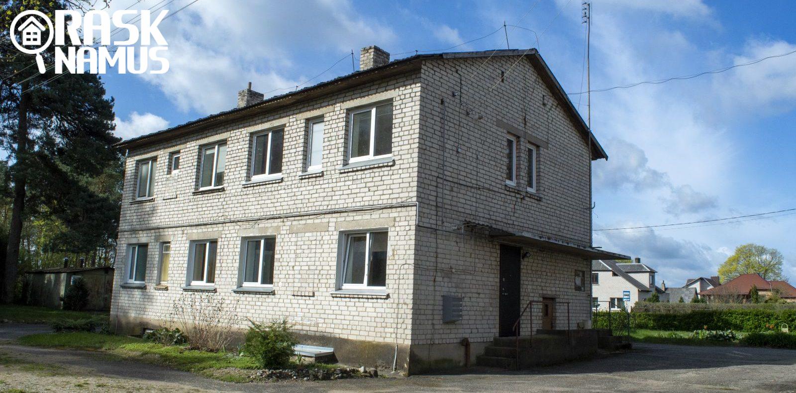 Butas šalia pušyno